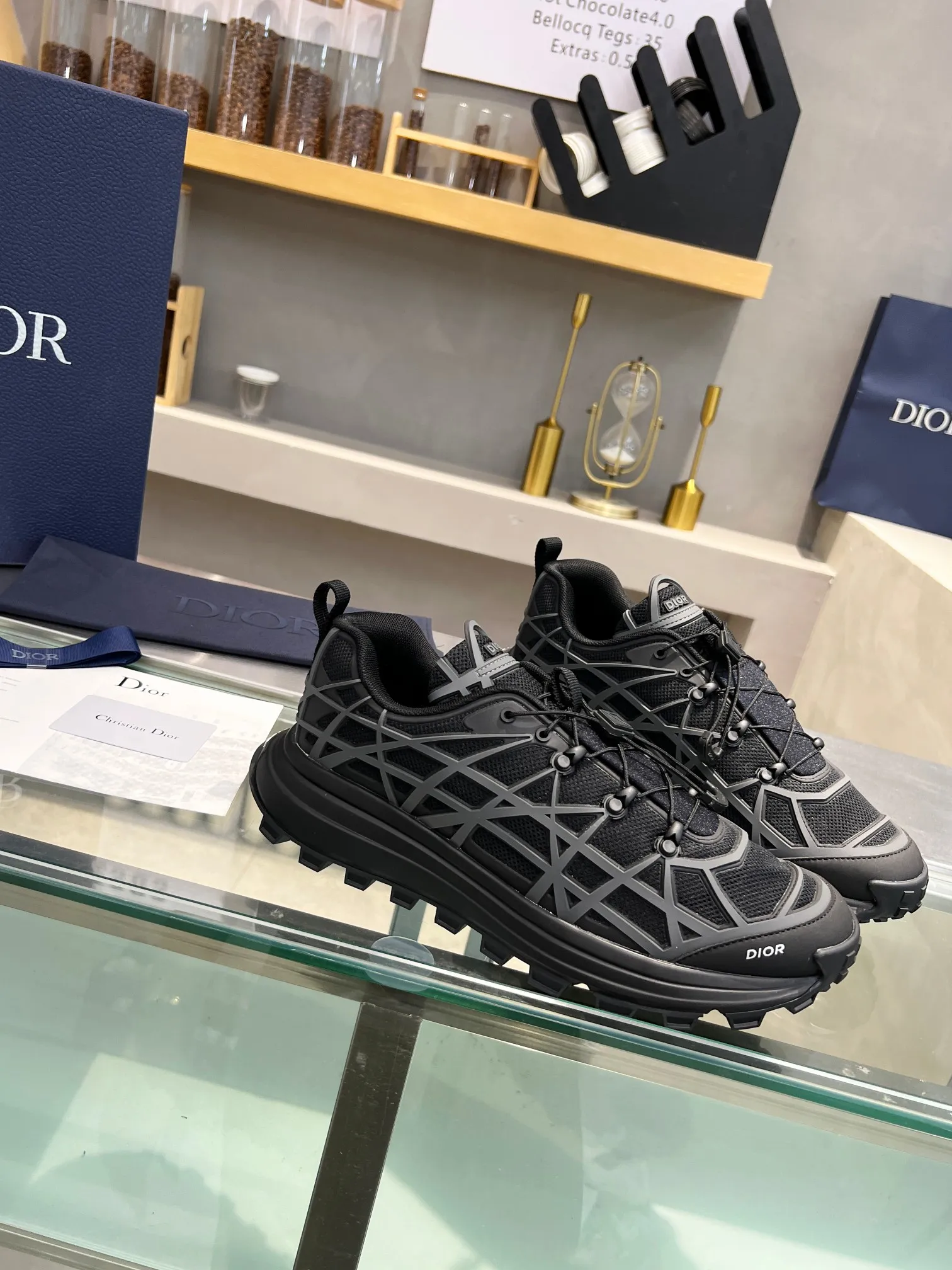 👟👟Ex-factory price 640👟👟 Dior 2023 new style 🆕Low-top B31 Runner sneakers Material: Carefully made of imported mesh fabric, with curved rattan plaid injection molded rubber to enhance the style, a new interpretation of classic patterns, highlighting a futuristic style. Di~r logos adorn the tongue and front, perforations accentuate the hiking style, and a CD Diamond drawstring adds technical appeal. The textured, notched platform is crafted from rubber for optimal traction, and a reinforced heel adds to the comfort. Can be paired with sportswear and casual outfits to create a sophisticated look. Size: Male 39-45 (female size will be released later)